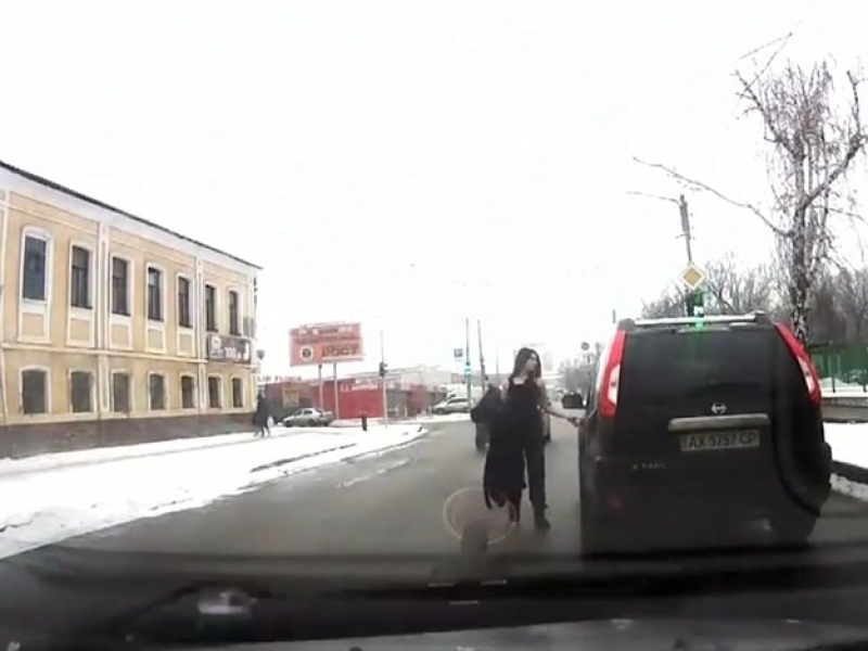 20-летняя мажорка чуть не сбила пешехода, а проезжающим авто показывала нецензурные жесты (видеофакт)
