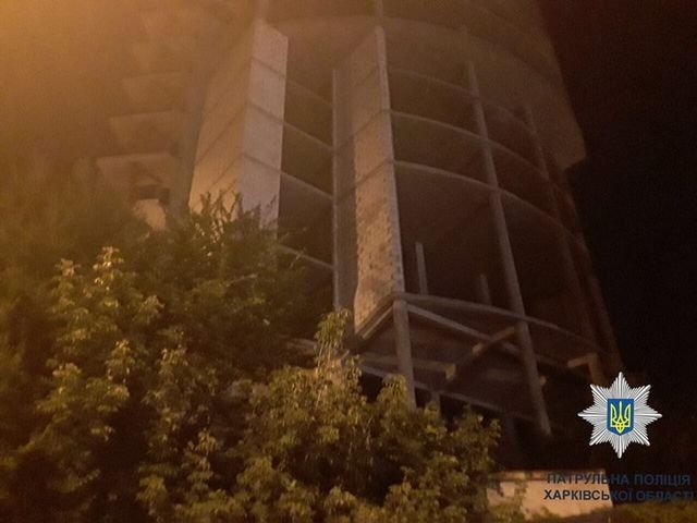В Харькове молодая особа намеревалась спрыгнуть с высотки
