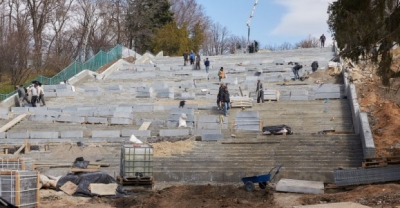 Визитную карточку Харькова замуровали под ступеньки (фотофакт)