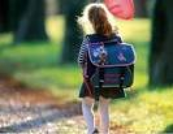 Первоклассникам вручили портфели