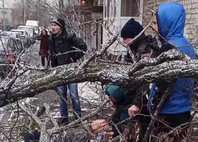 На Холодной Горе возле собственного дома погиб мужчина