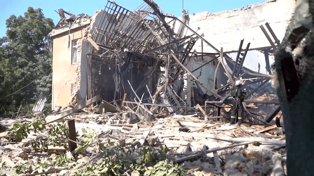 Российские оккупанты разрушили Дом культуры и сбросили бомбы на частные дома