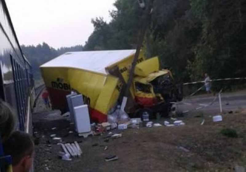 Поезд Лисичанск-Харьков столкнулся с фурой, перевозящей лекарства (фото)