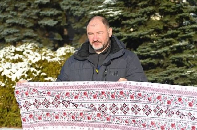 В Харькове ко Дню Соборности развернули огромный украинский рушник