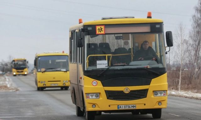Под Харьковом оккупанты обстреляли колонну автобусов