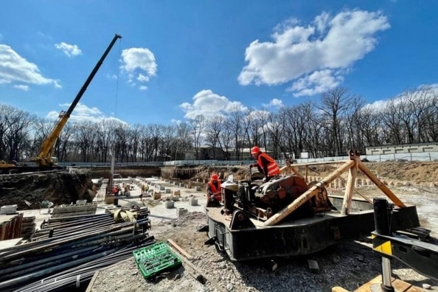 В Харькове начался монтаж первой колонны лечебно-диагностического корпуса онкологического центра