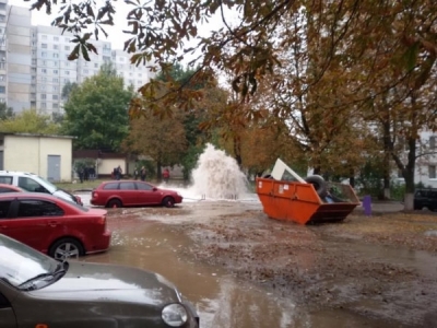 15-метровый «фонтан» из-под земли на Салтовке устранили, полностью завершить ремонт планируют завтра (видео)