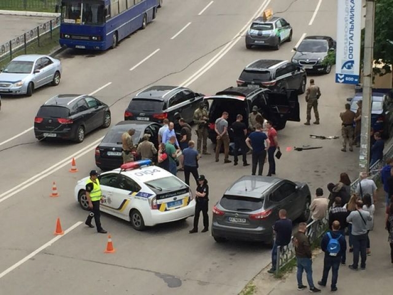 В Харькове на глазах горожан силовики задержали машину криминального авторитета (фотофакт)