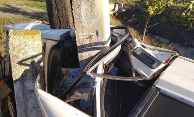 14-летний водитель разбил ВАЗ-2107 о бетонный столб