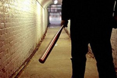 Хулиган избил девушку бутылкой