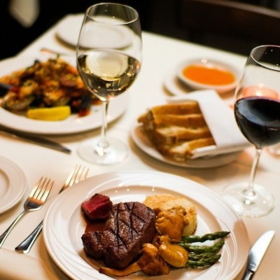 Парень и девушка не хотели расплачиваться по счету