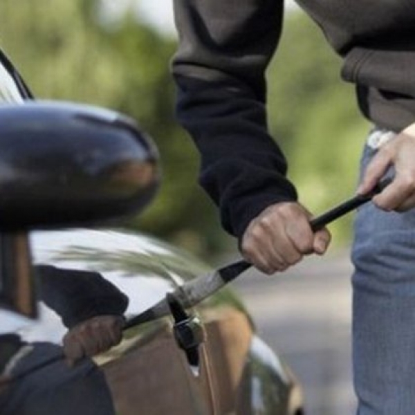 Задержан мужчина, пытавшийся украсть вещи из авто