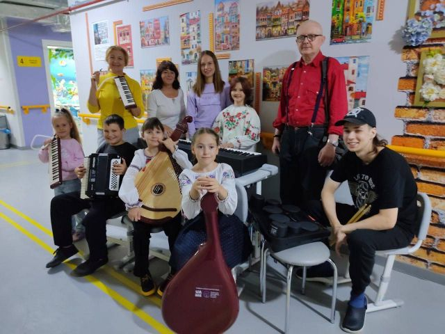 Школа искусств в Новобаварском районе получила портативные инструменты