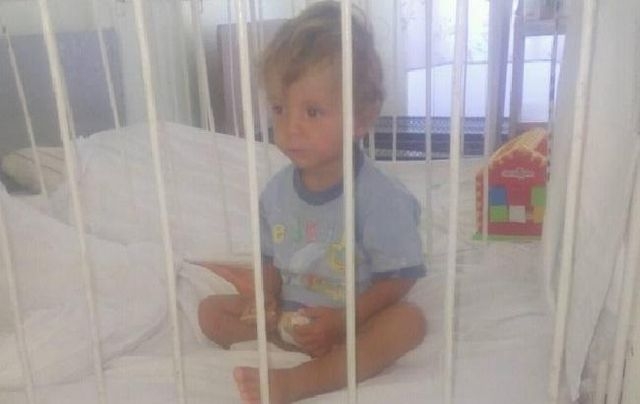 Женщина, оставившая своего годовалого ребенка на детской площадке, была задержана правоохранителями