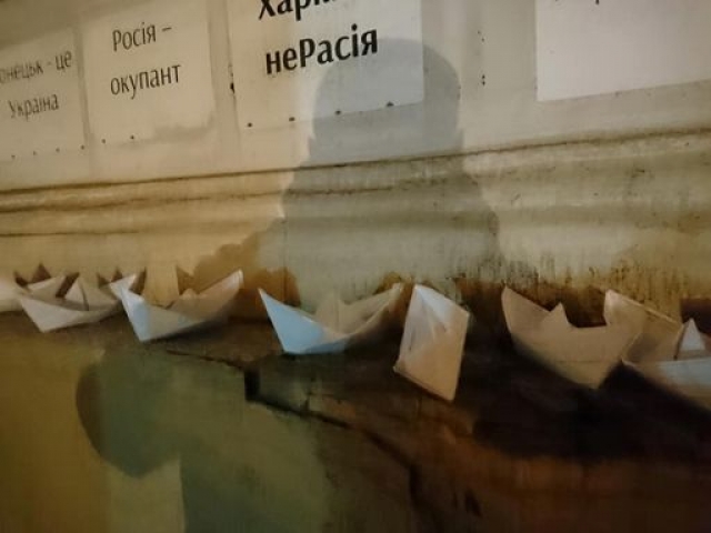 Под консульство РФ в Харькове горожане принесли бумажные кораблики