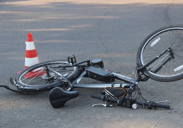 Велосипедист влетел в припаркованную иномарку: мужчина доставлен в больницу