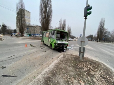 ДТП в Харькове – на перекрестке столкнулись «КамАЗ» и автобус