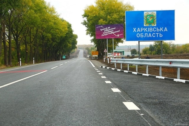 Результатом доволен: Порошенко проехал на авто по обновленной трассе Харьков-Ахтырка