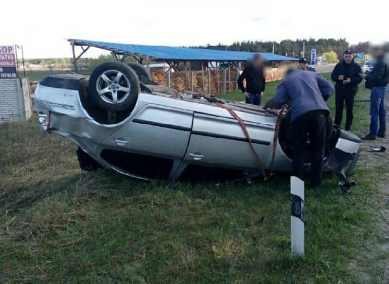 На окружной дороге авто легло на крышу (фотофакт)