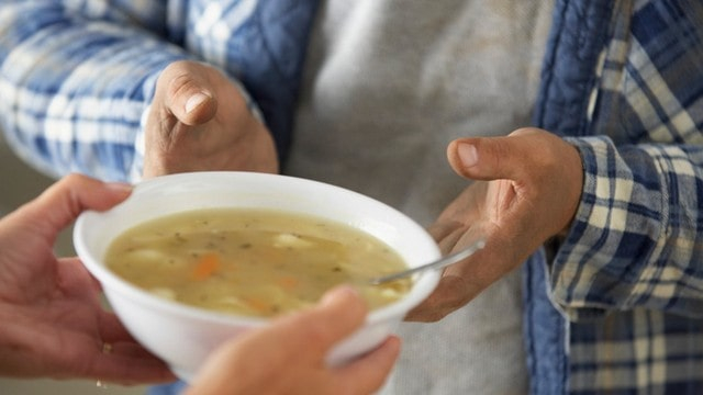 Уроженец Узбекистана кормит харьковчан бесплатными горячими обедами