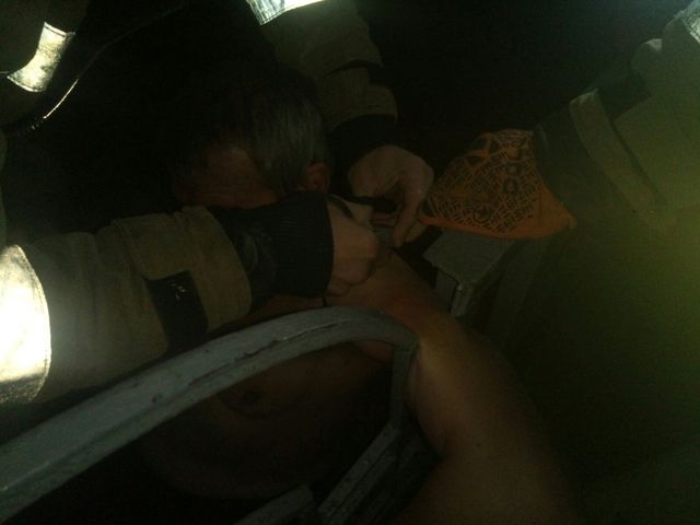 Застрял в заборе – спасатели помогли мужчине, срезав часть ограждения