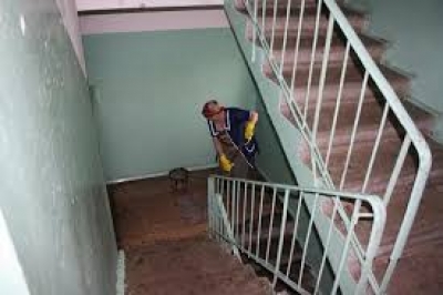 Коммунальщики приступили к уборке в подъездах