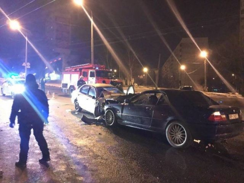 На Алексеевке BMW на иностранных номерах столкнулось с Daewoo: есть пострадавшие