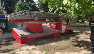 Пожарная машина провалилась под землю