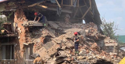 Во время разбора завалов разрушенного дома в Золочеве обнаружили тело погибшей женщины