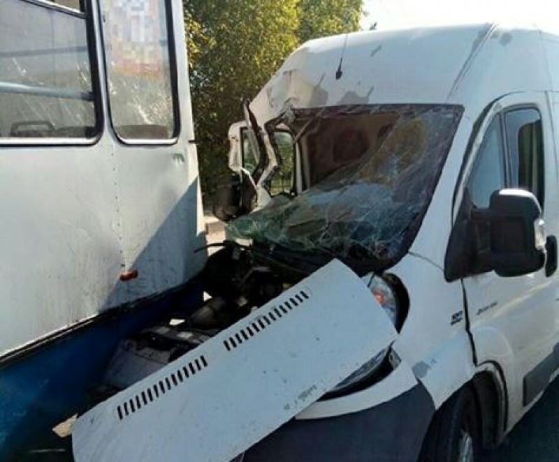 В Харькове столкнулись троллейбус и бус: виновник ДТП намеревался сбежать
