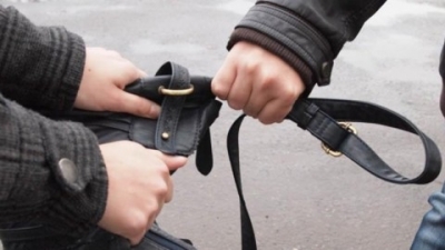 Злоумышленник дважды пытался ограбить женщин