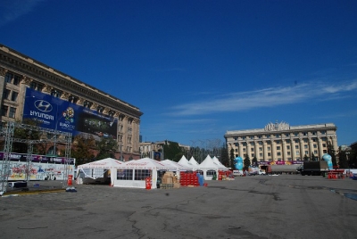 Коммунальщики приводят в порядок площадь Свободы