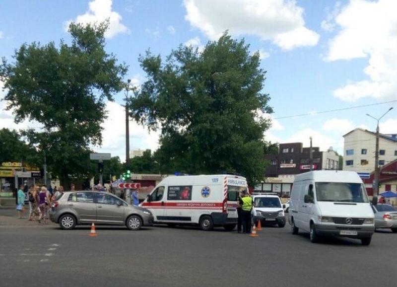 Женщину с детьми сбило авто, когда они переходили дорогу на зеленый свет (фото)