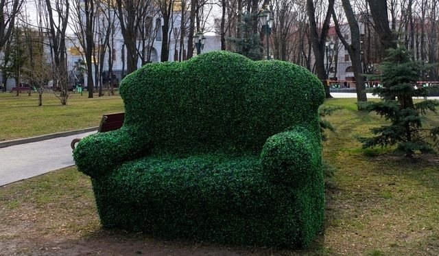 Диван в центре Харькова вызвал у горожан ажиотаж