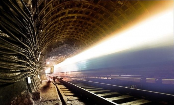 На ст. м. "Победа" начали укладывать колею 