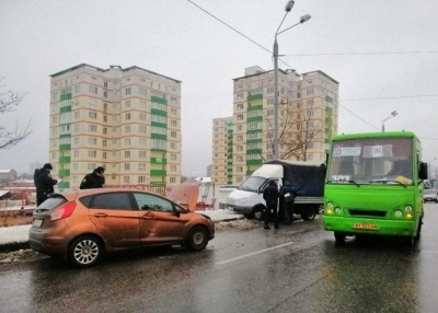 На мосту в Харькове – ДТП с участием иномарки и «Газельки» (фото)