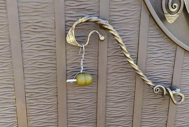 Жителю Золочевского района принесли к дому опасный сюрприз