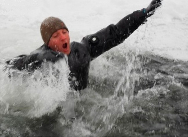 Уйти под лед спасатели не дали 