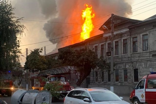 Во время пожара в старинном доме погибли два человека