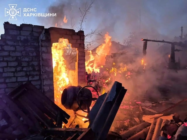 После вражеского удара по Купянск-Узловому в поселке начался пожар