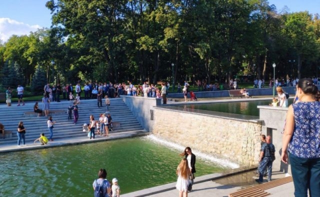 В саду Шевченко посетителям напомнили правила поведения