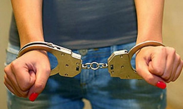 Женщина ограбила гостеприимных знакомых