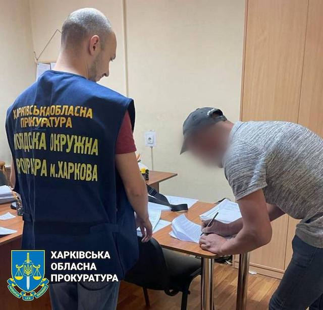 Возле озера в Харькове нашли незаконный магазин – владельцу вручили подозрение