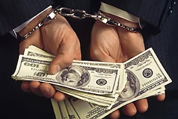 С чиновника взыскали 340 тыс. грн.