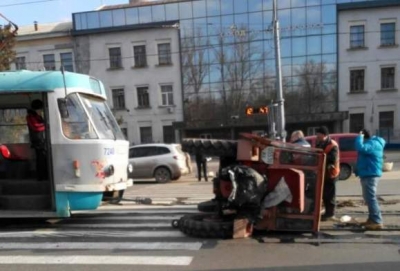 Трамвай опрокинул трактор в Харькове - фотофакт