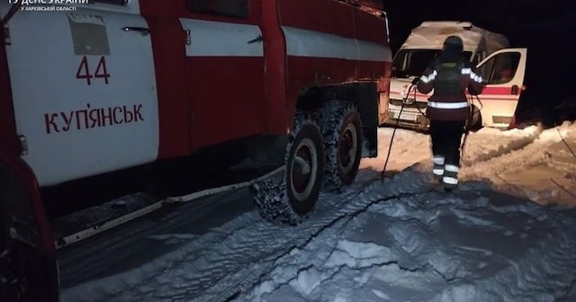 Спасатели вытащили скорую помощь из сугроба и помогли добраться к больному