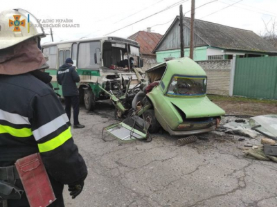 В пос. Краснокутск автобус въехал в легковую машину – погиб один человек