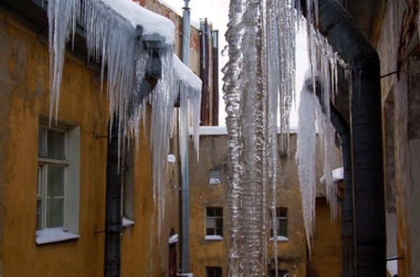 Крыши домов очищают от сосулек