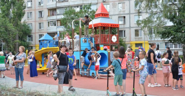 На Салтовке появилась новая детская площадка с качелями и тренажерами