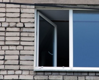 В Харькове пьяный мужчина выбросил своего приятеля из окна